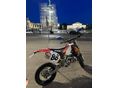 A képen látható supermoto szettel is jár hozzá