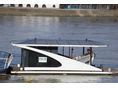 FLOATING HOUSE 