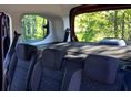 Belső kép a hátsó ülésekről kalaptartóval.