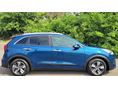 KIA NIRO HEV 1.6 GDI Silver DCT Platinum felszereltség. Motoros. fűtött első és hátsó ülések. követőradar.Kormán