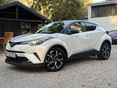 TOYOTA C-HR 1.8 Hybrid Selection e-CVT MAGYARORSZÁGI/1TULAJ/LEGMAGASABB SELECTION FELSZERELTSÉG/GYÖNYGHÁZ FEHÉR-PIROS B