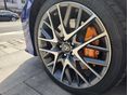 Gyári narancssárga Brembo féknyereg és 19 colos F Sport kerék
