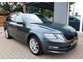 SKODA OCTAVIA Combi 1.6 CR TDI Style DSG GYÁRI FÉNYEZÉS. VEZETETT SZERVIZKÖNYV!VEZÉRLÉS CSERÉLVE. KEY-LESS.ÁLLÓFŰTÉS. ADA
