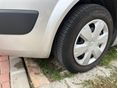Az autó alatt a mosásból eredő vízfolt látható. Nincs olaj folyás.