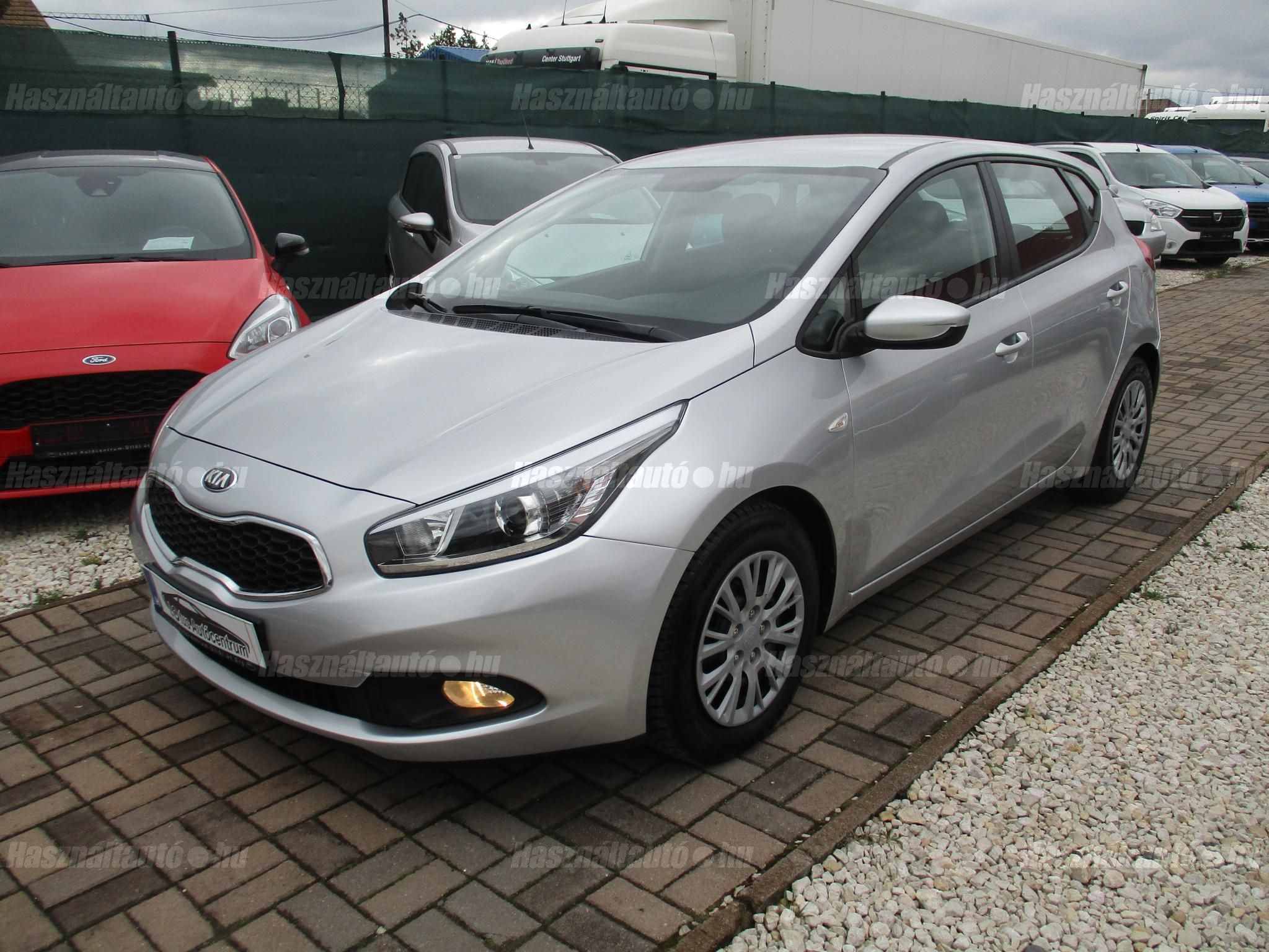 KIA CEE'D 2012/7 - 1