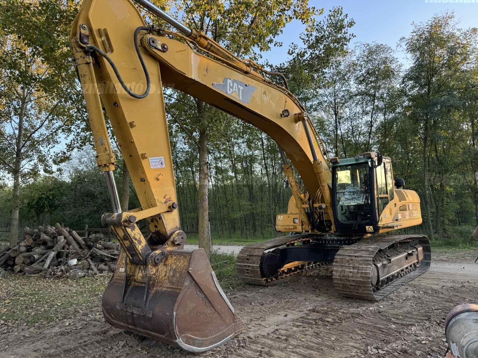 CATERPILLAR 2004 - 1