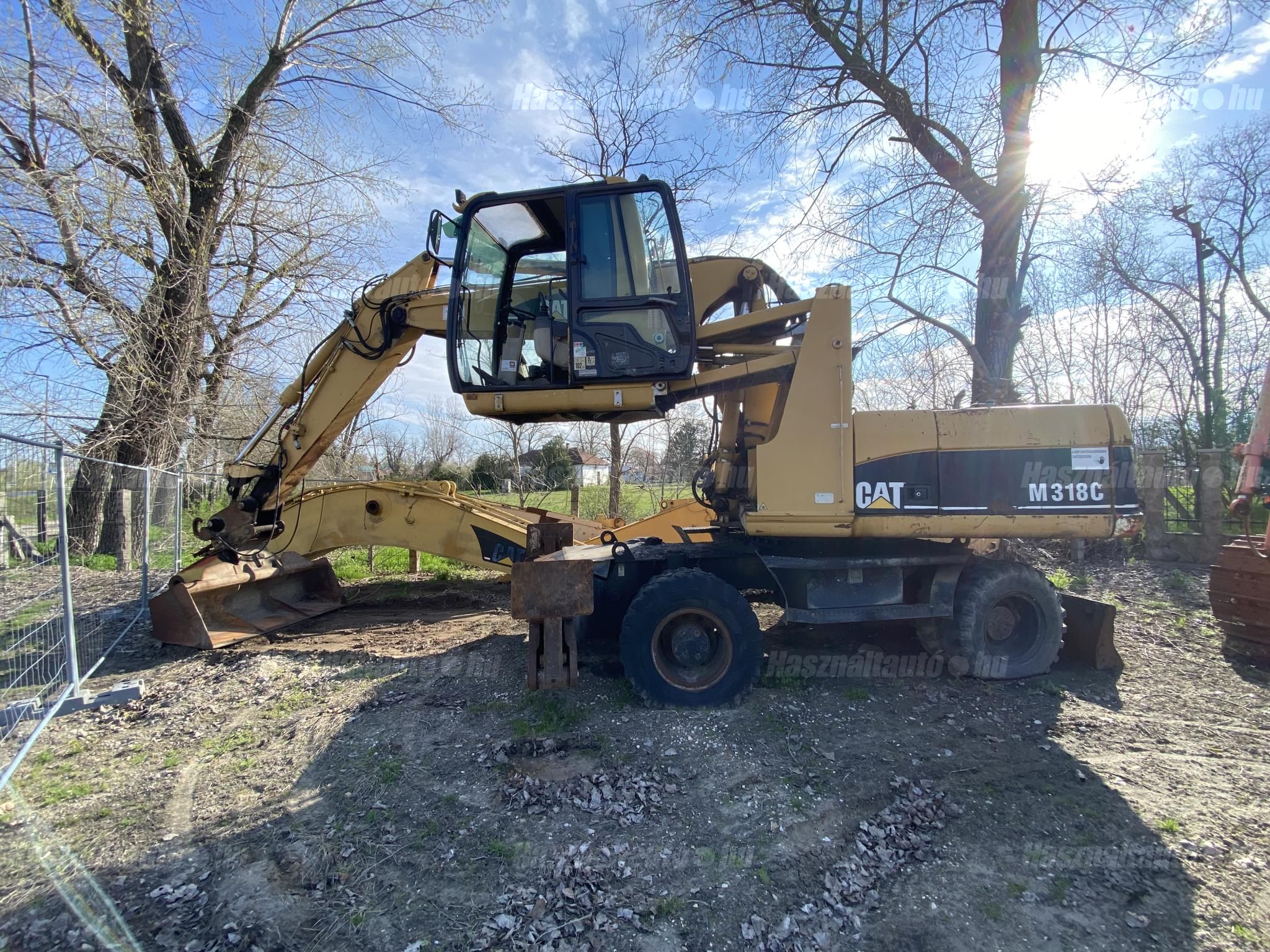 CATERPILLAR 2004 - 1