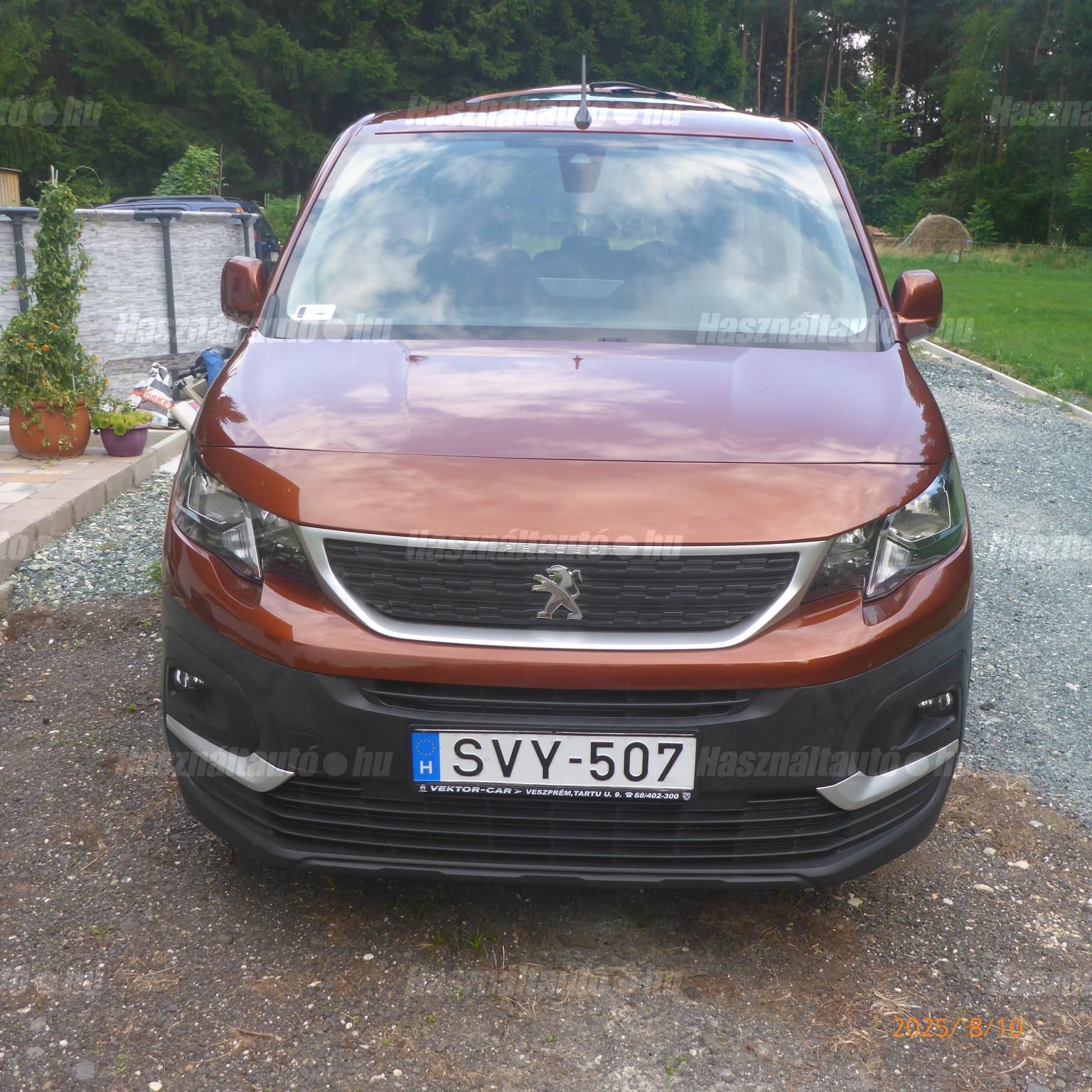 Előröl