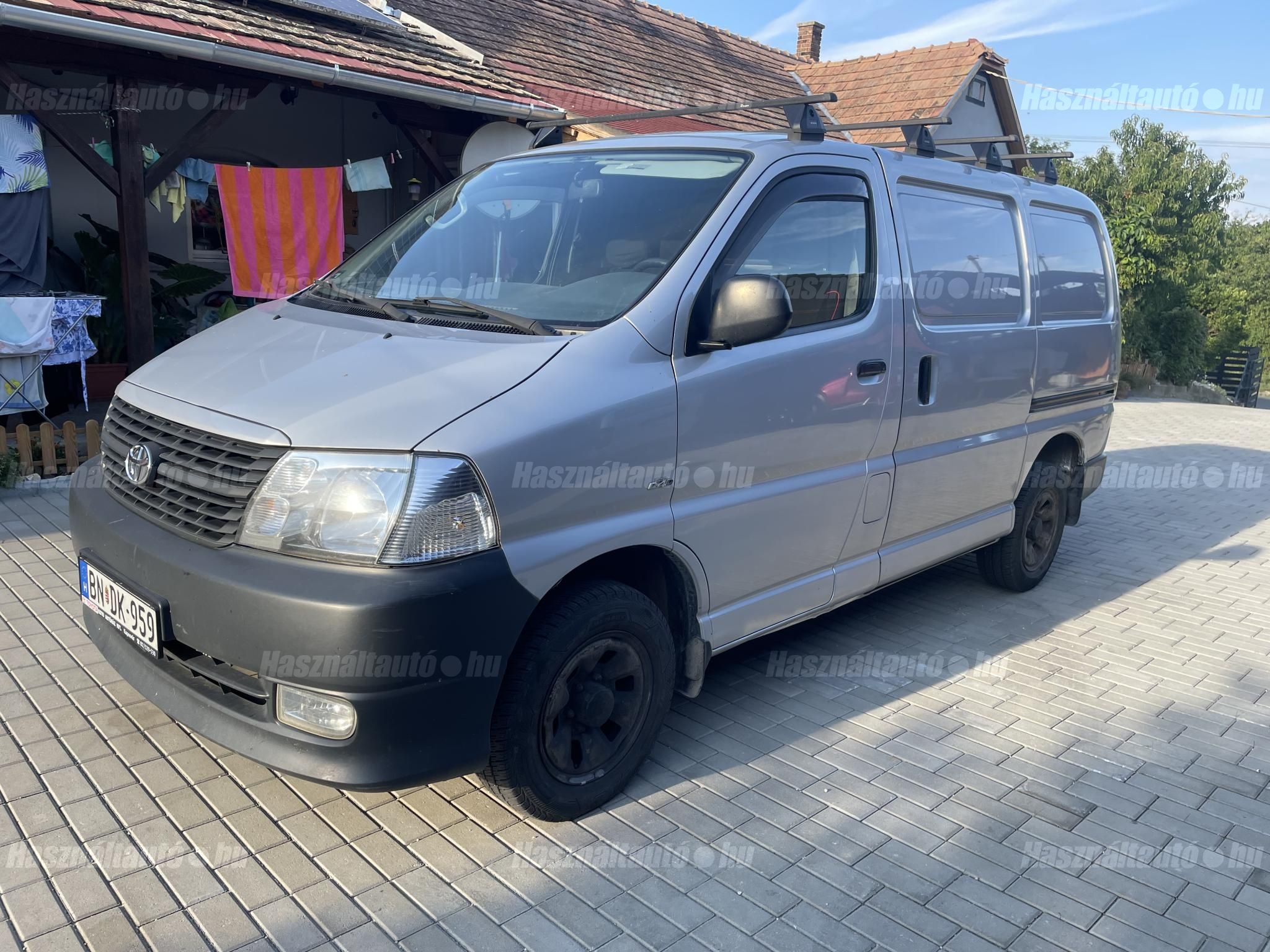 TOYOTA HIACE 2006/12 - 1