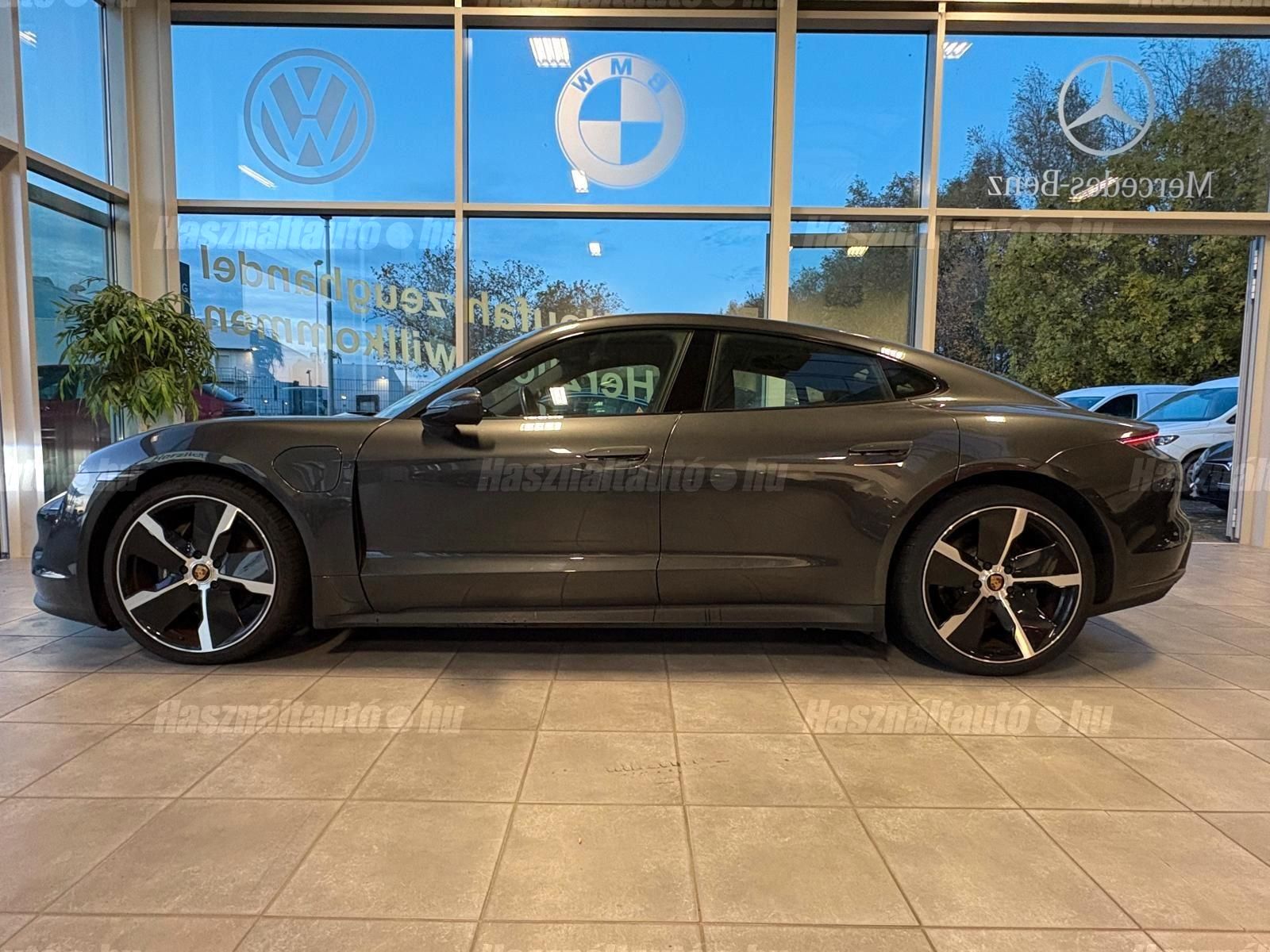 PORSCHE TAYCAN 2021 - 1
