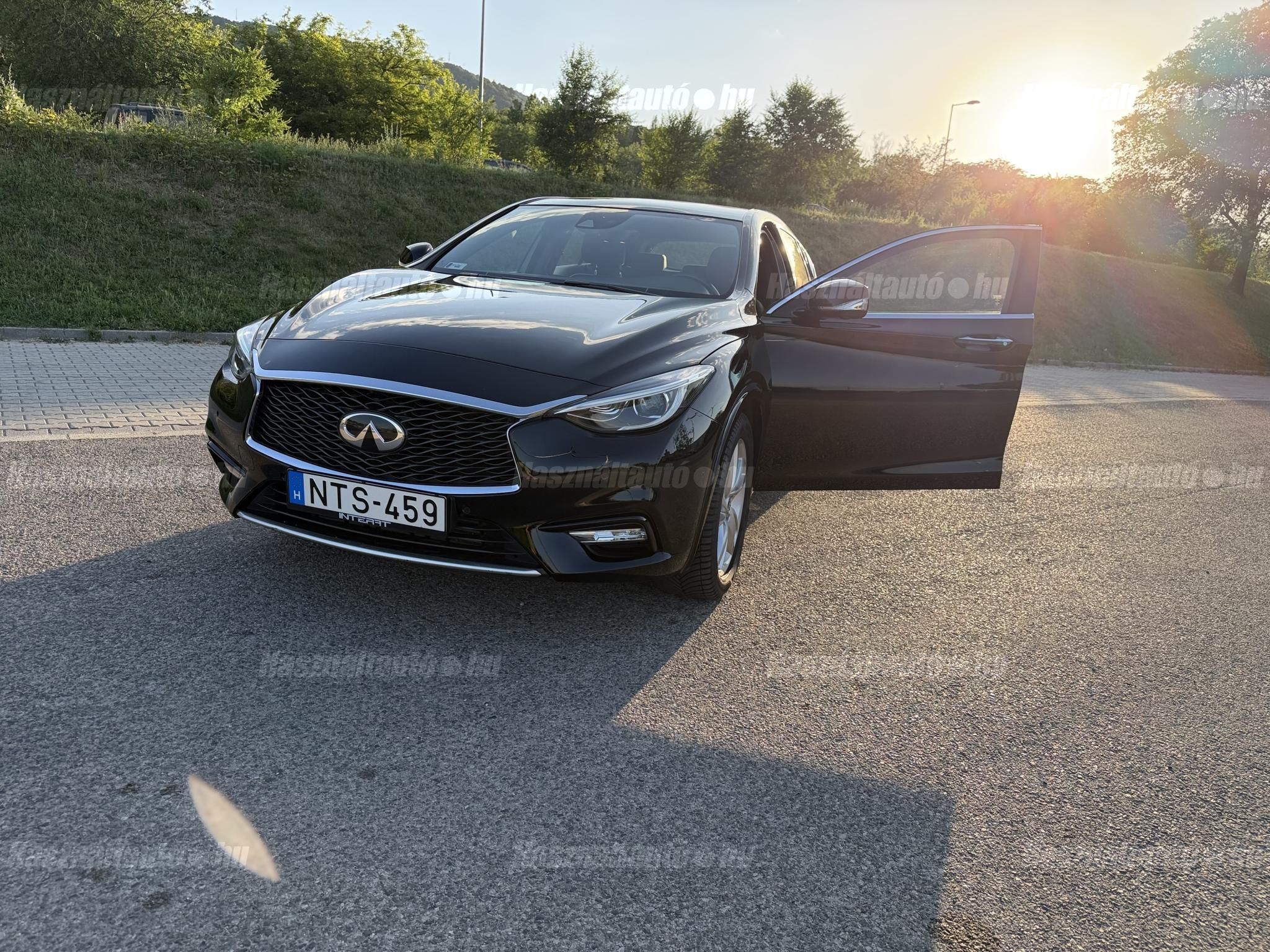 INFINITI Q30 2016/11 - 1