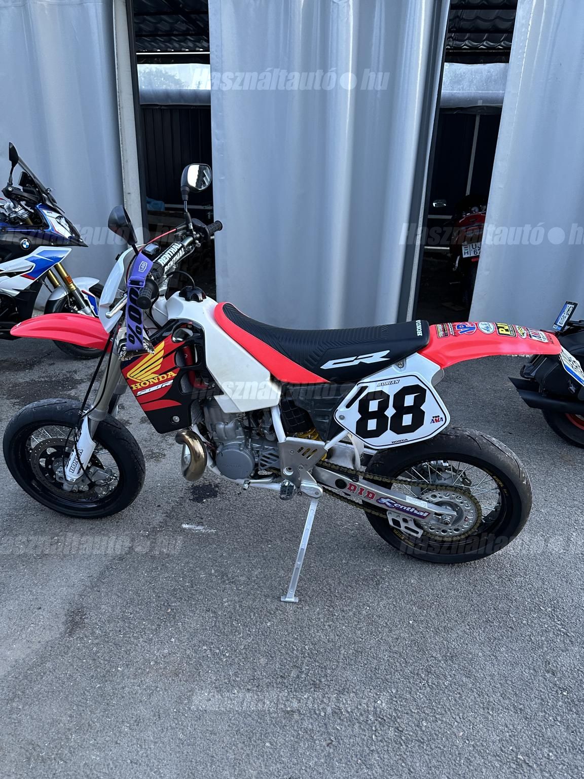 A képen látható supermoto szettel is jár hozzá