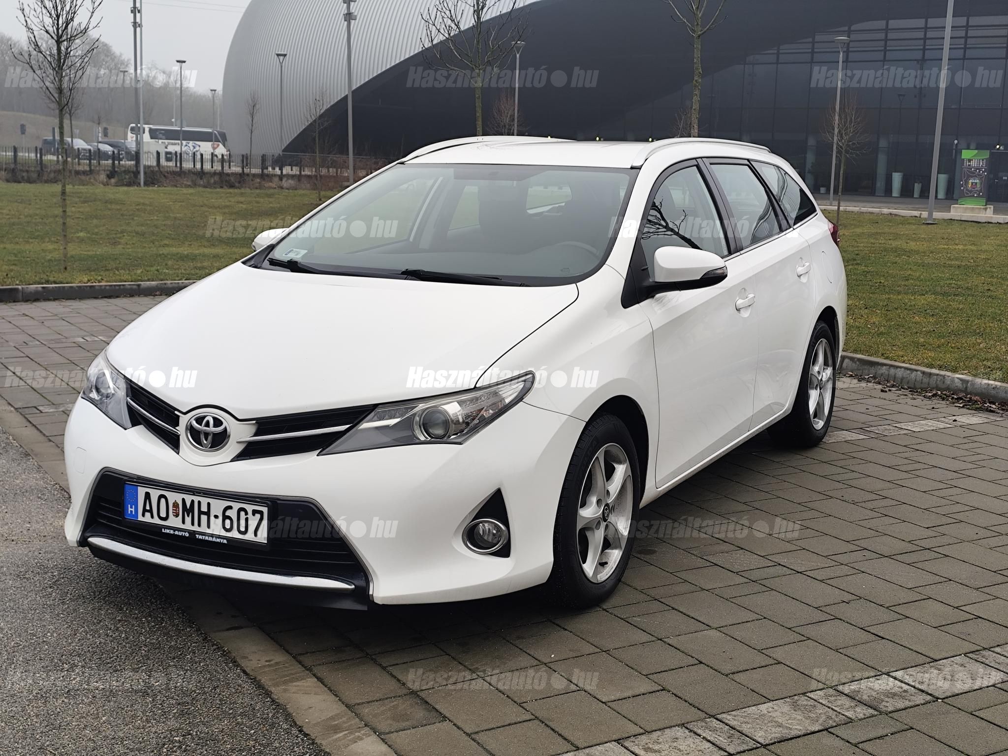 TOYOTA AURIS 2013/8 - 1
