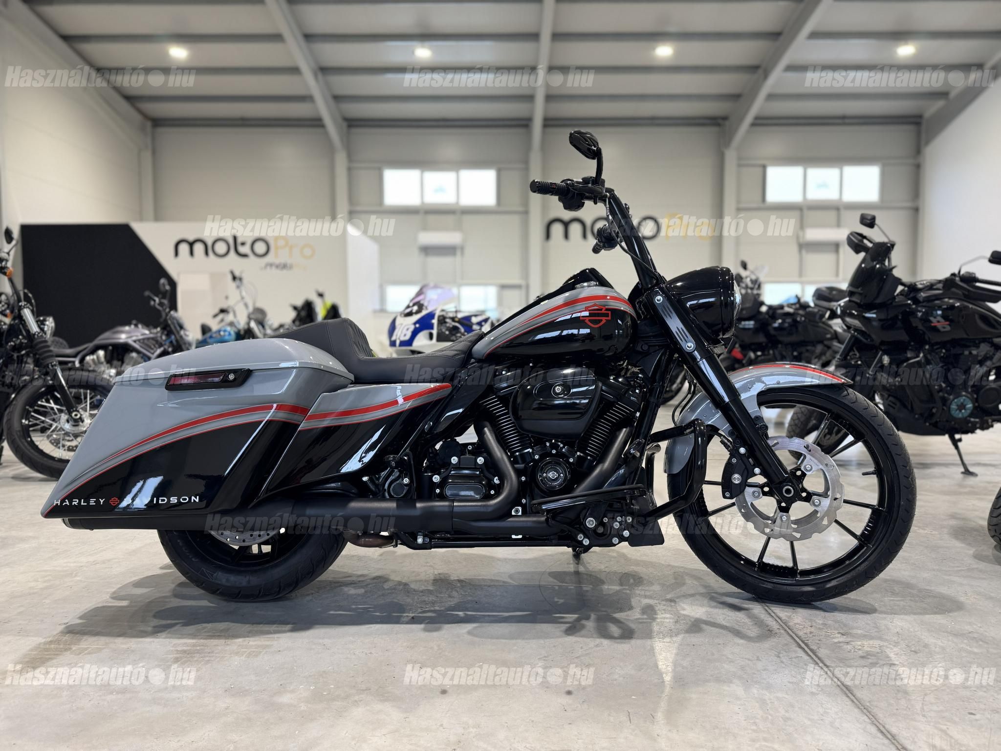 HARLEY-DAVIDSON ROAD KING 2018/6 - 1