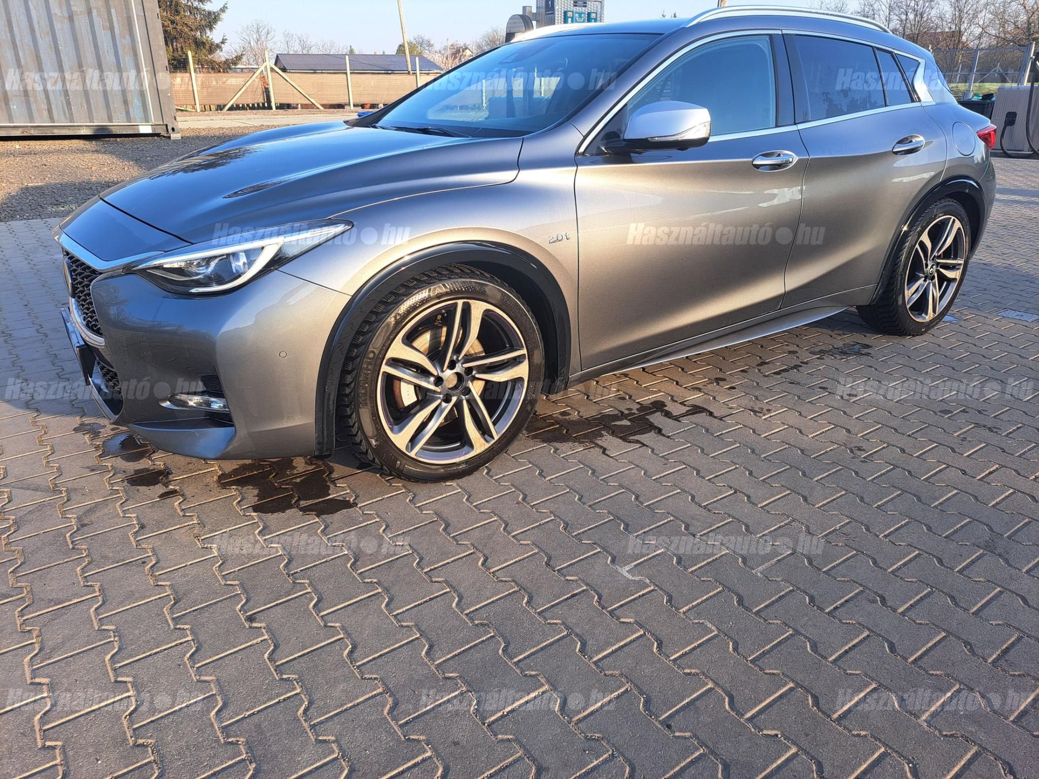 INFINITI Q30 2016/7 - 1