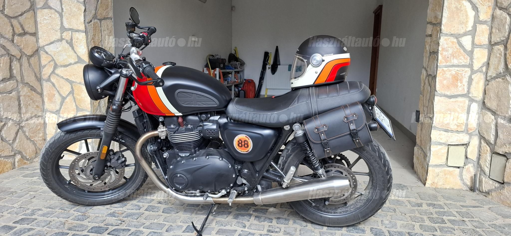 TRIUMPH BONNEVILLE 900 2017/6 - 1