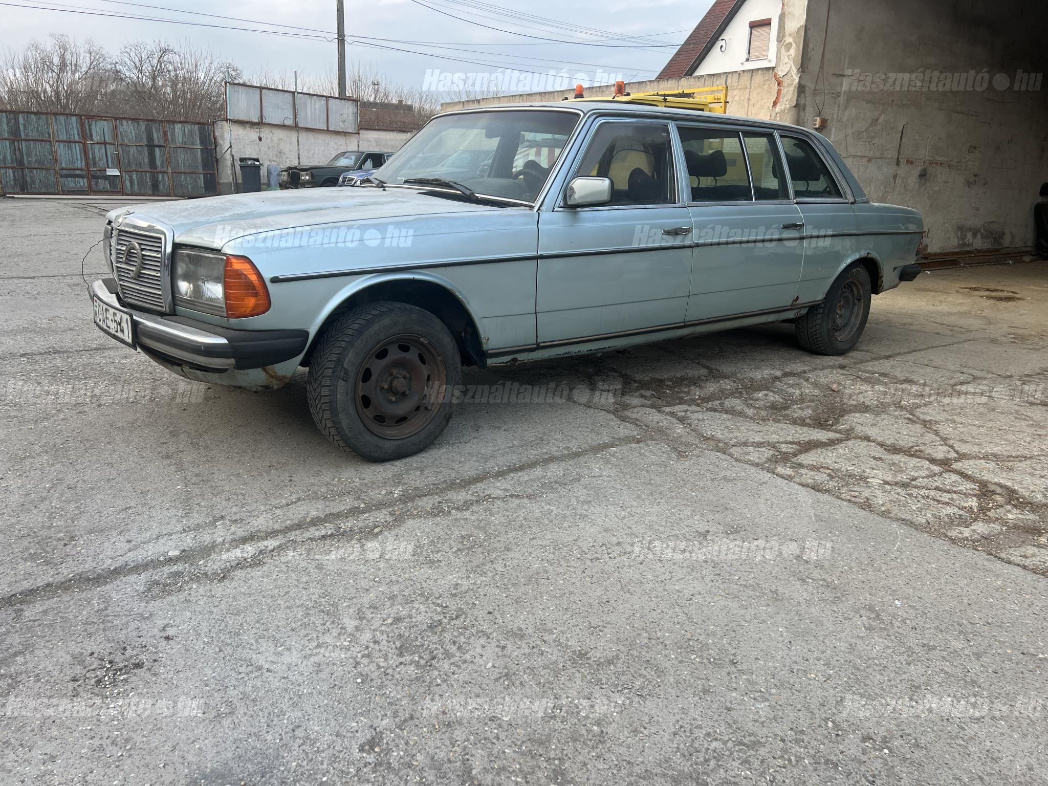 MERCEDES-BENZ W 123 1982/6 - 1