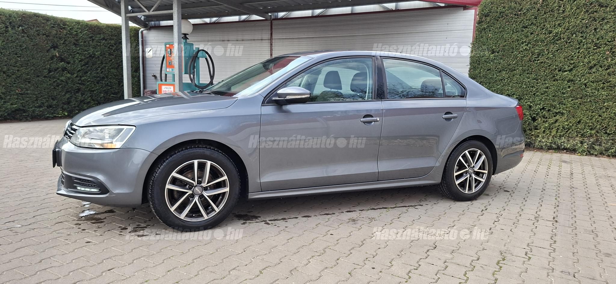 VOLKSWAGEN JETTA VI 2013/9 - 1