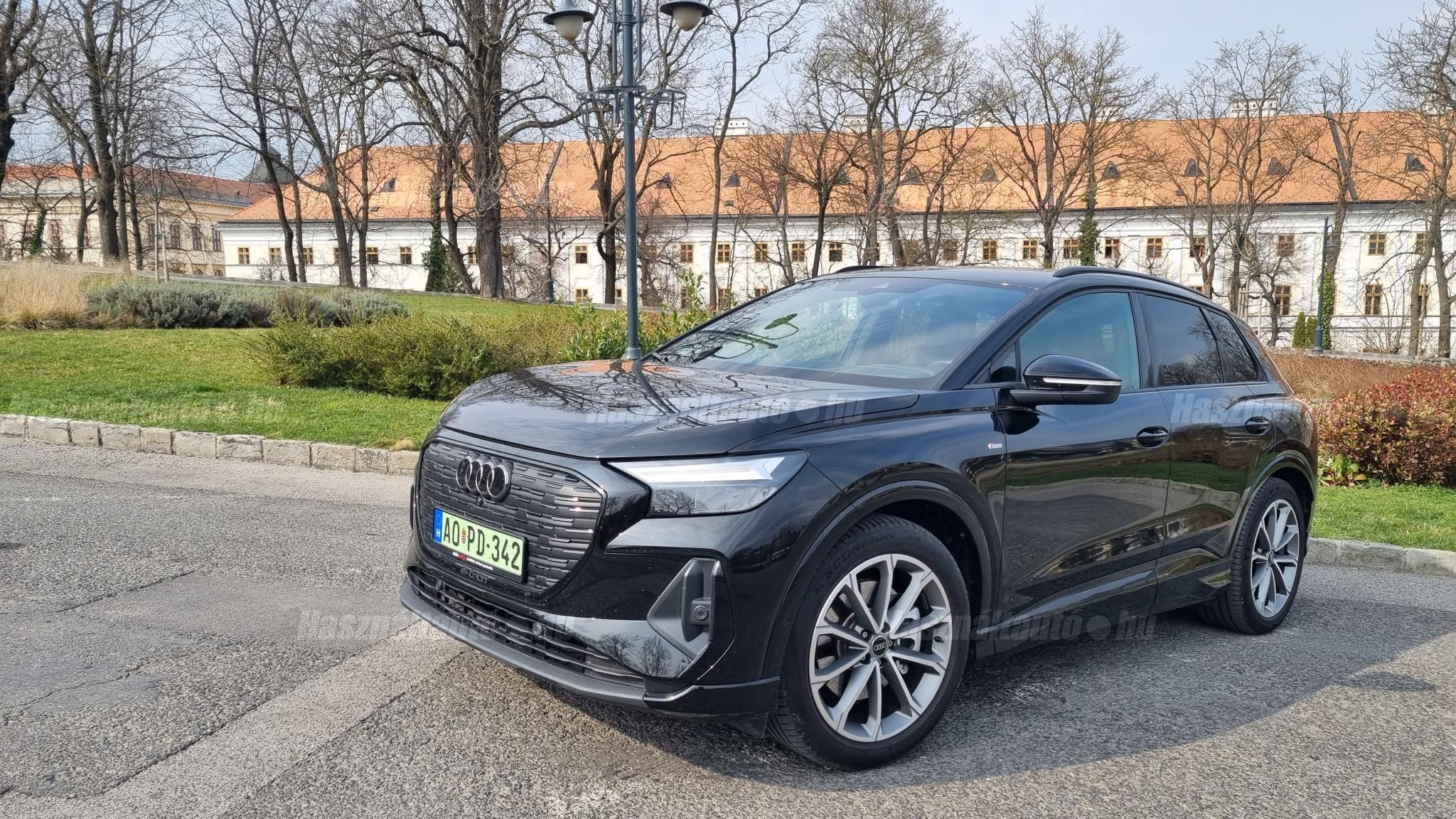 AUDI Q4 2023/8 - 1