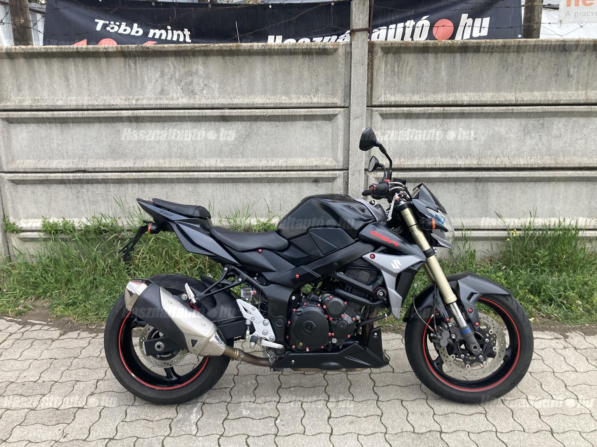 SUZUKI GSR 750 2014 - 1