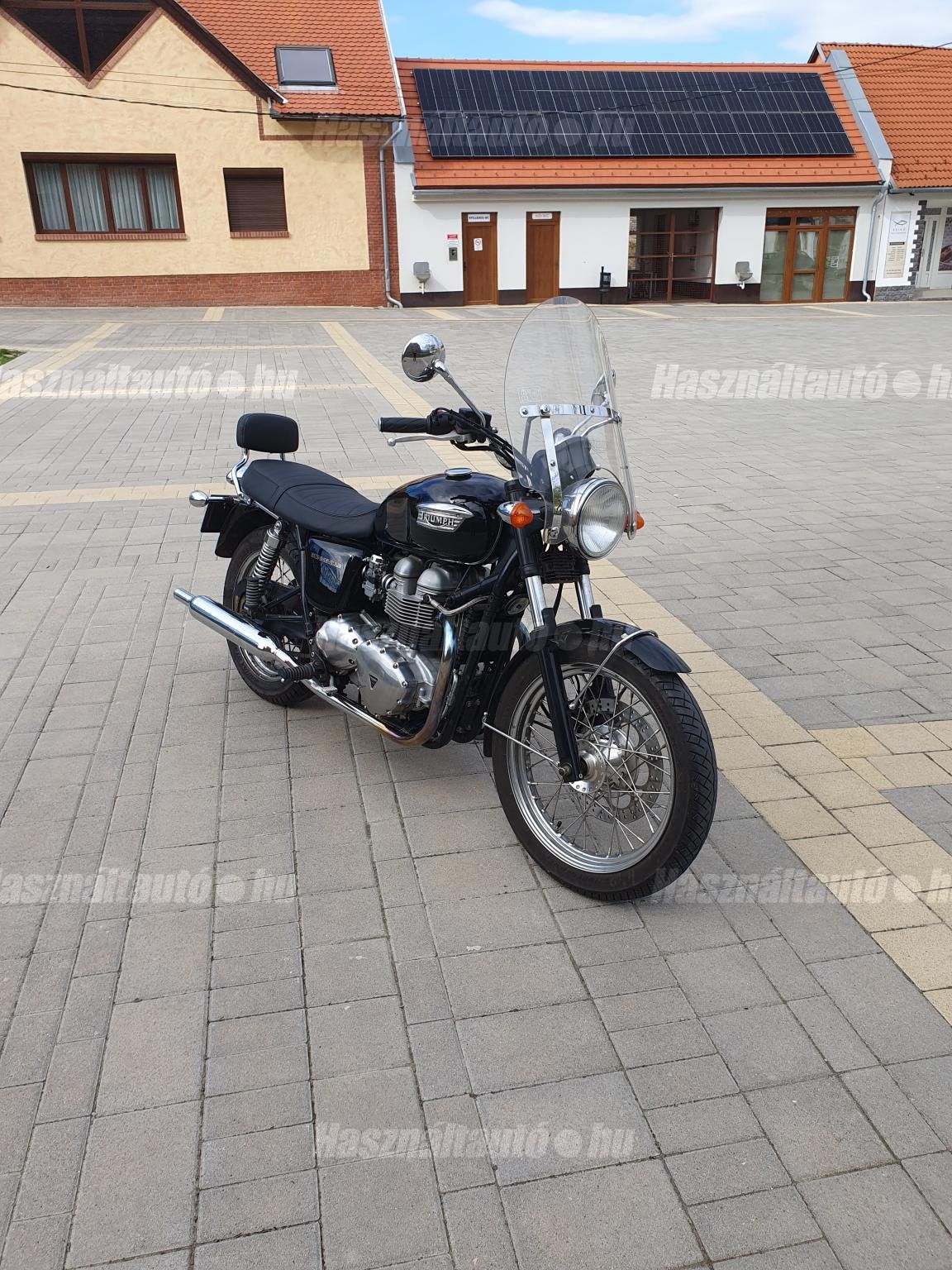 TRIUMPH BONNEVILLE 2004/4 - 1