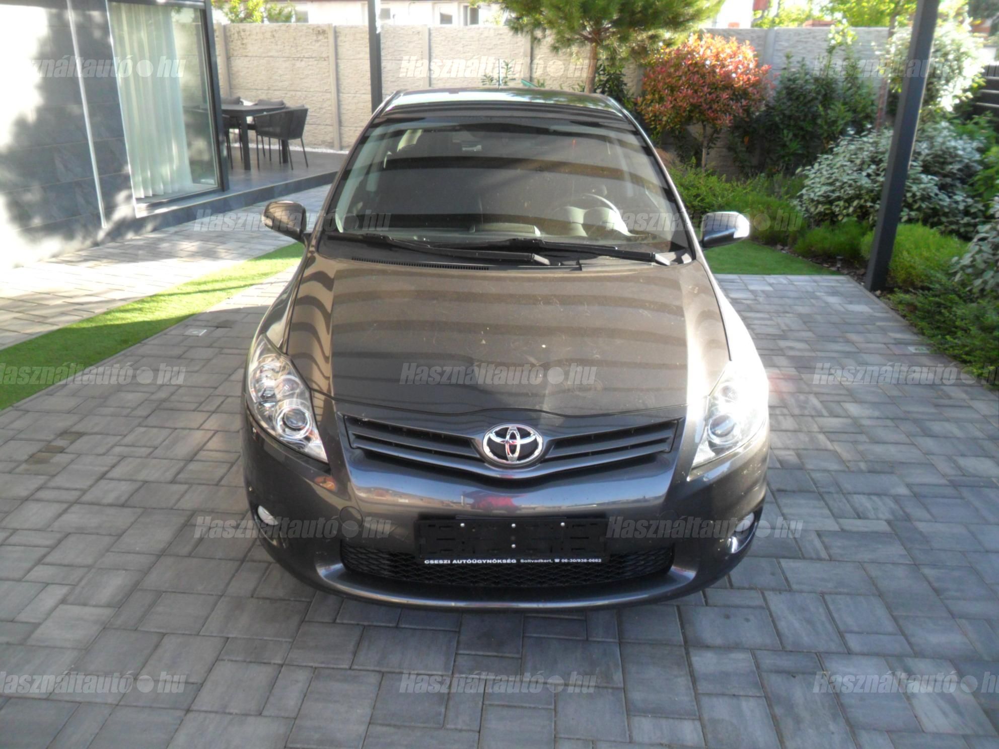 TOYOTA AURIS 2010/12 - 1