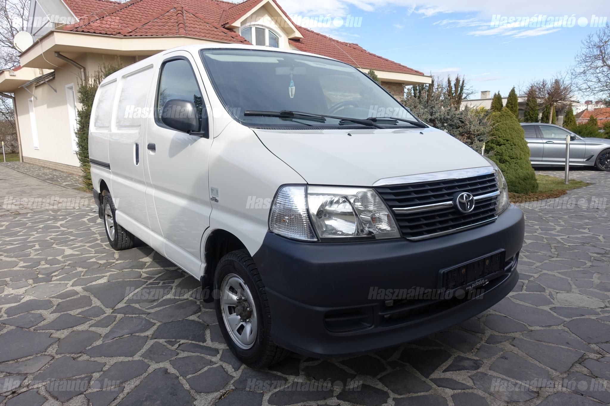 TOYOTA HIACE 2011/12 - 1