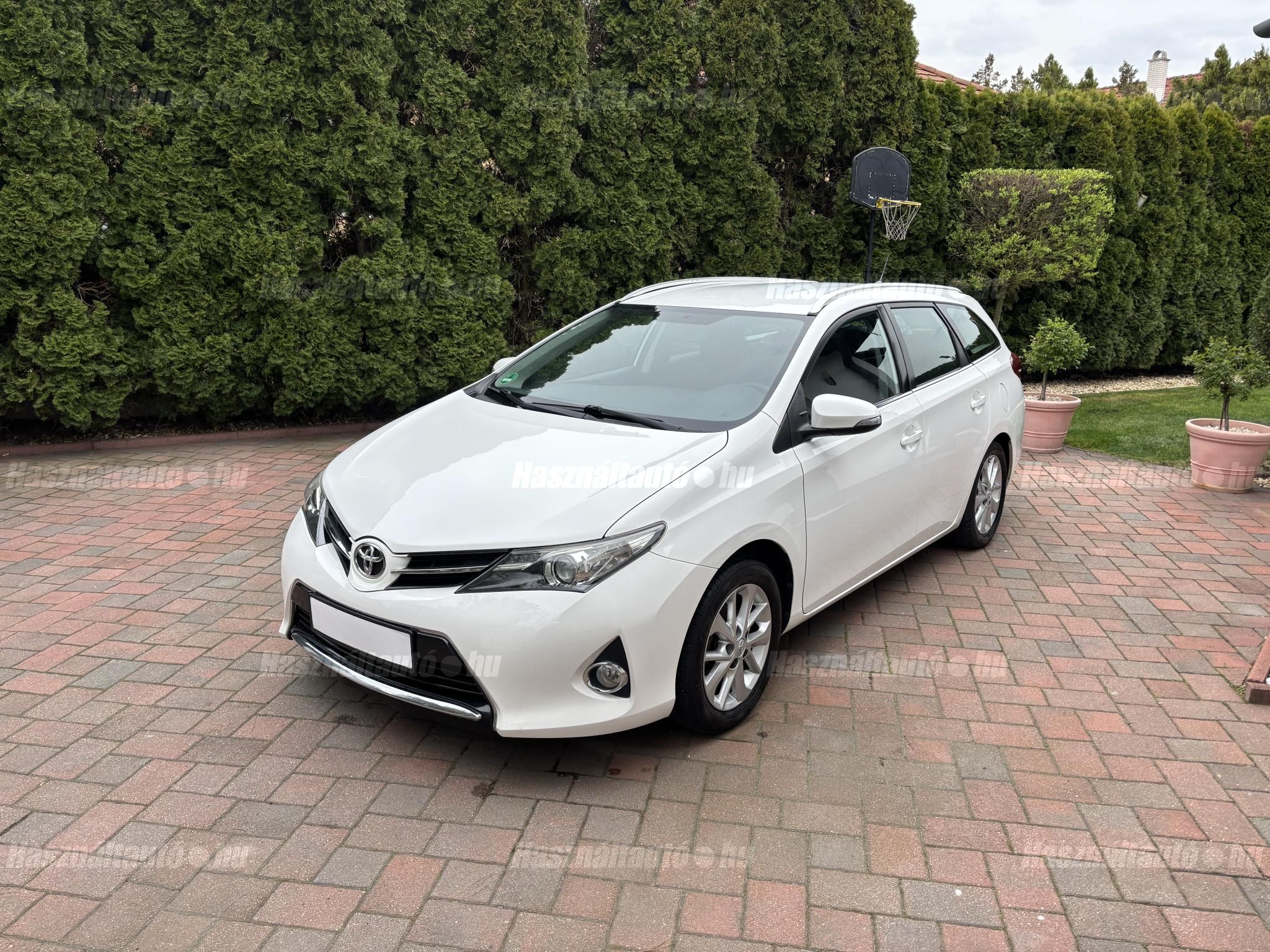 TOYOTA AURIS 2013/10 - 1