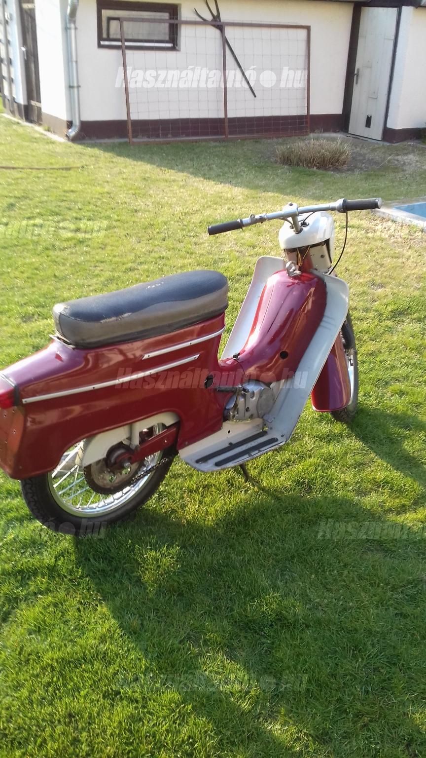 Megkímélt állapotú Jawa 50 Ideál - bordó-krém  – szép, egységes megjelenés.