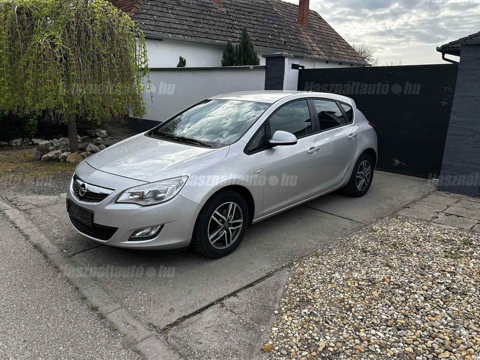 OPEL ASTRA 2010/6 - 1