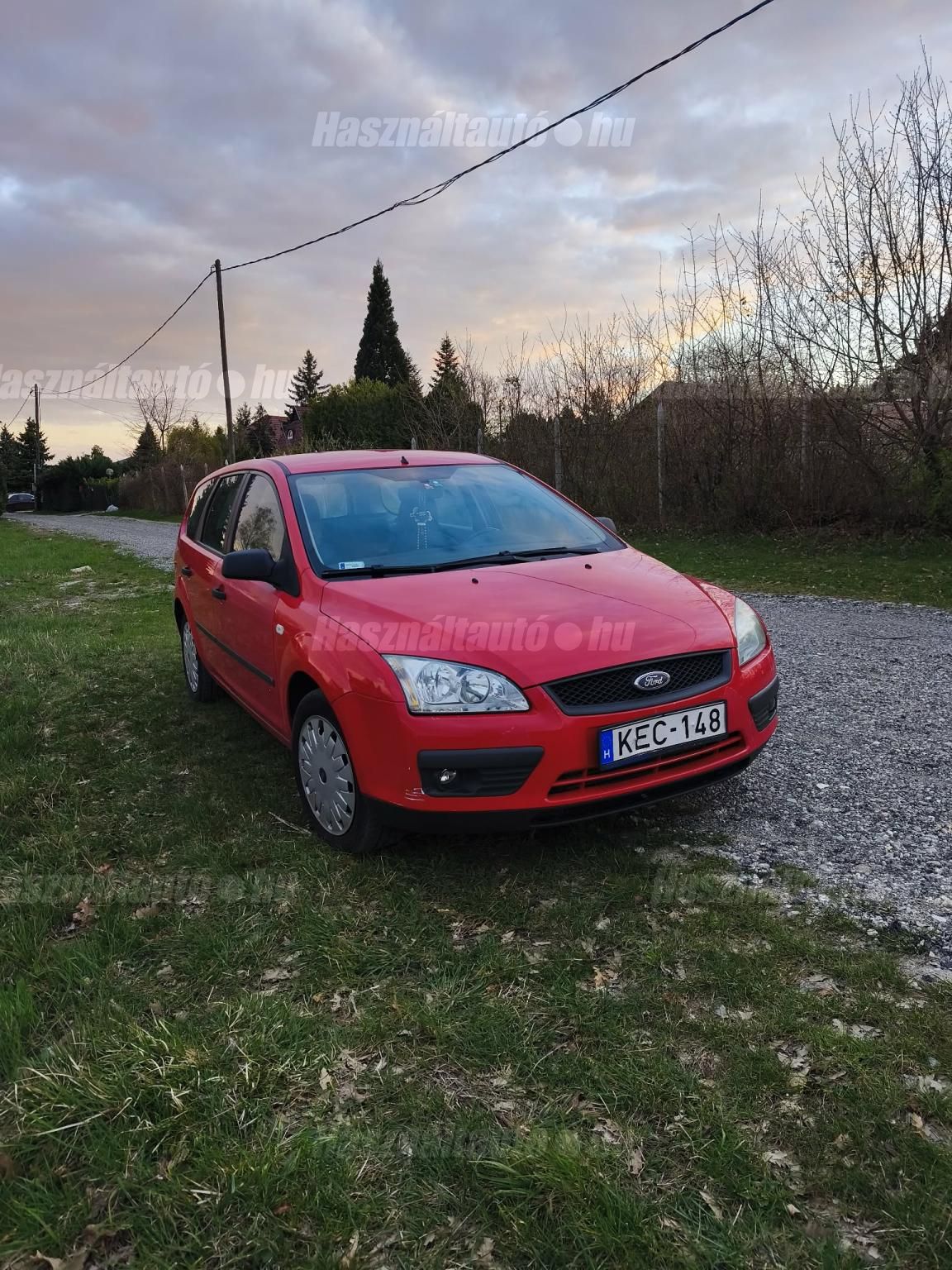 A jobb első ajtó színe más színű. Én már így vásároltam.