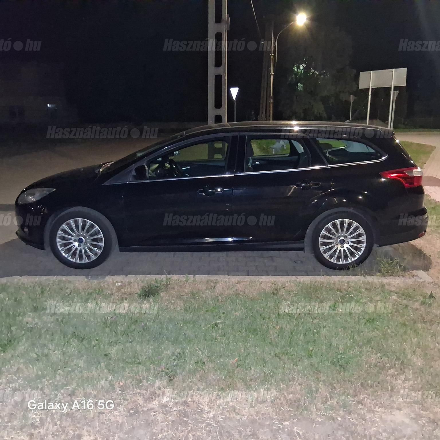 „Titanium felszereltség, 150 LE EcoBoost motor, Panther Black metál.”