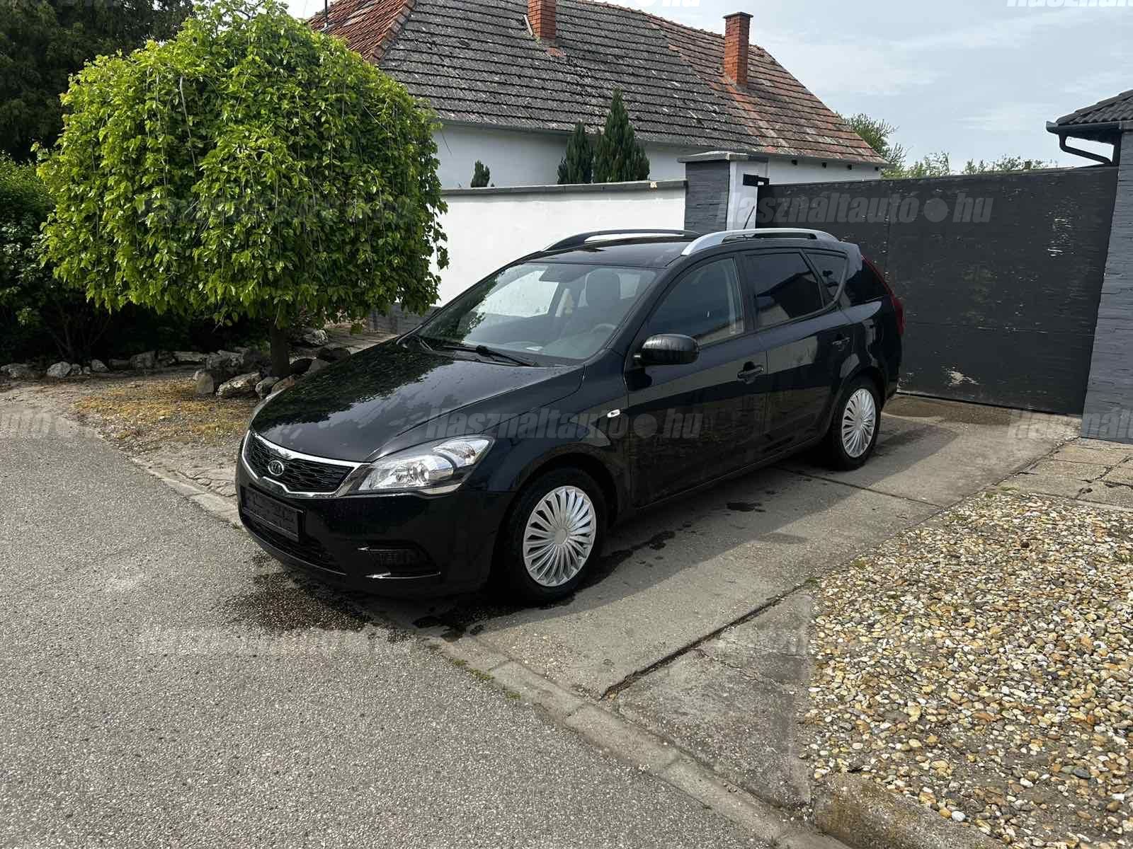 KIA CEE'D 2010/8 - 1