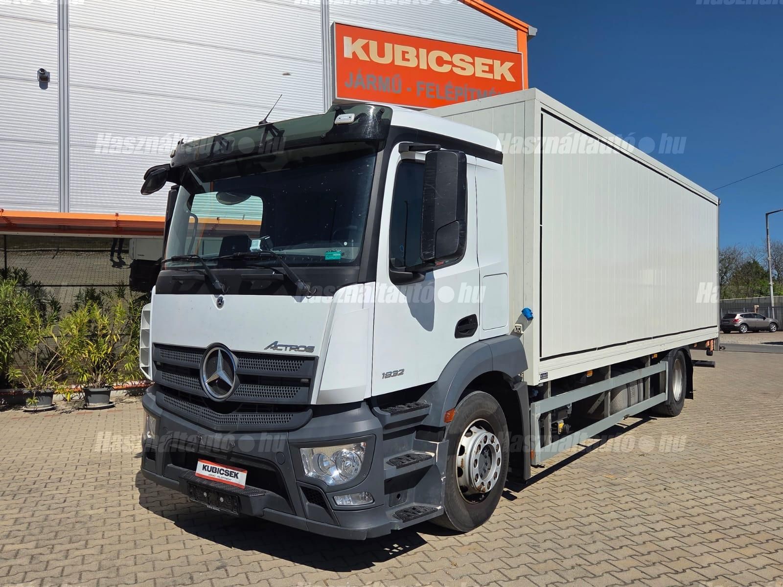 MERCEDES-BENZ 2020/4 - 1