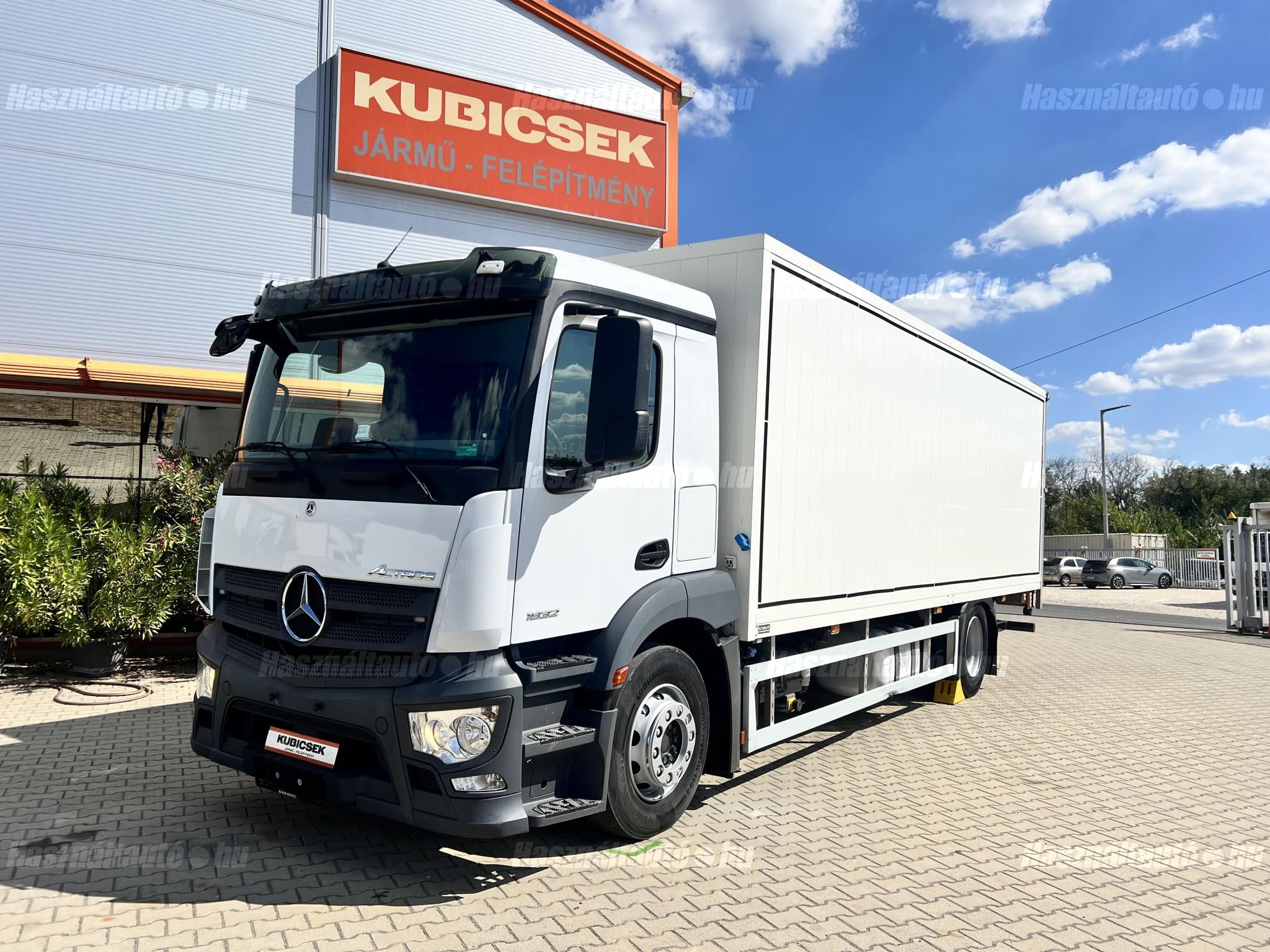 MERCEDES-BENZ 2020/4 - 1
