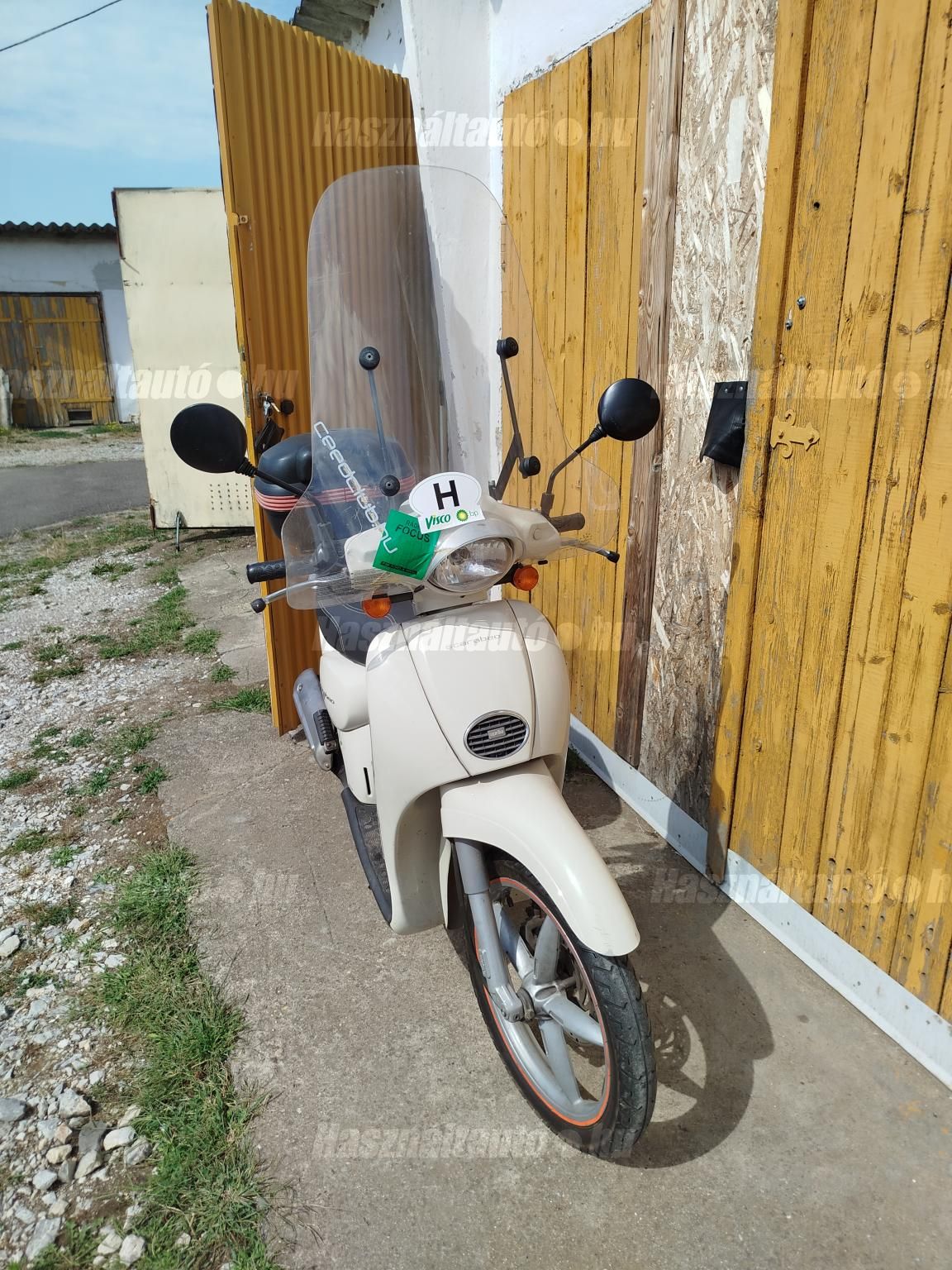 az elmúl évben teljes generáláso átesett