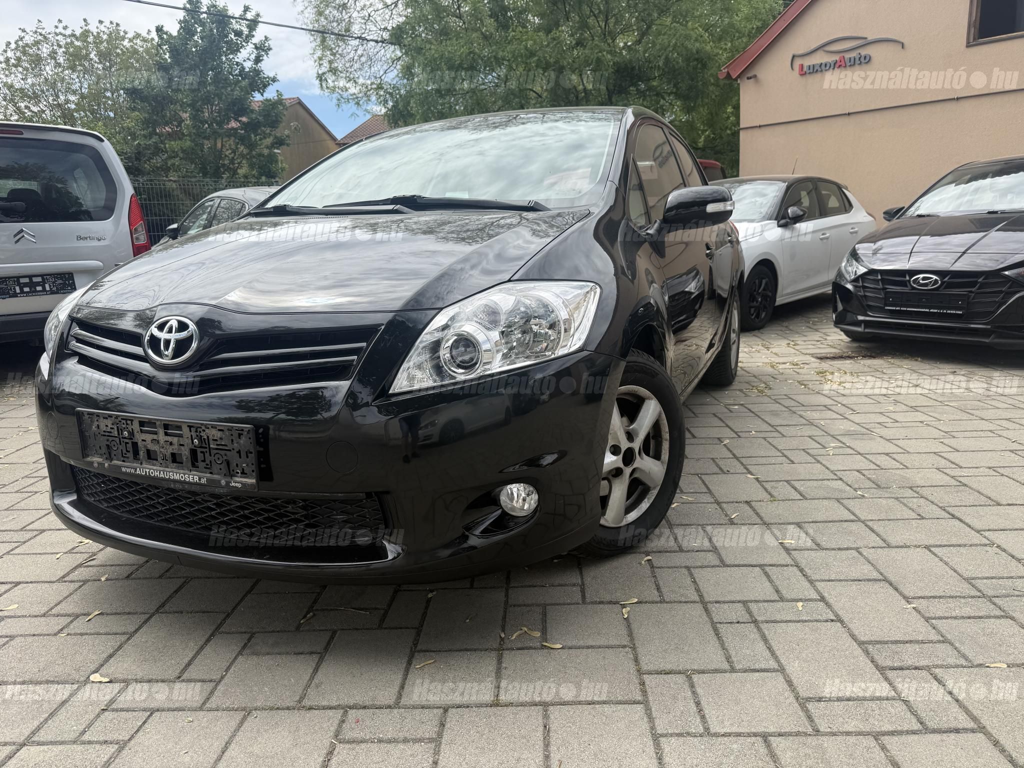 TOYOTA AURIS 2012/8 - 1