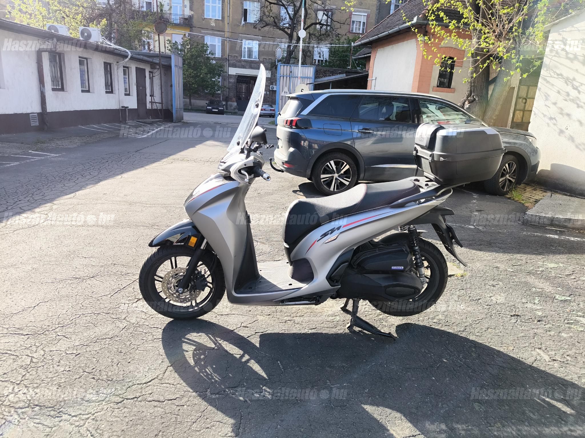 Természetesen a gyári hátsó doboz jár hozzá.