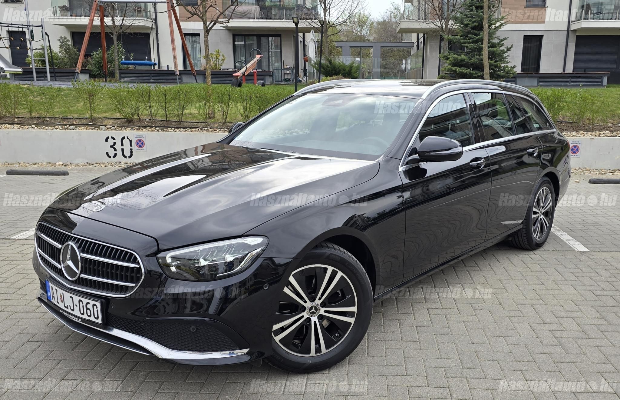 MERCEDES-BENZ E 300 2023/7 - 1