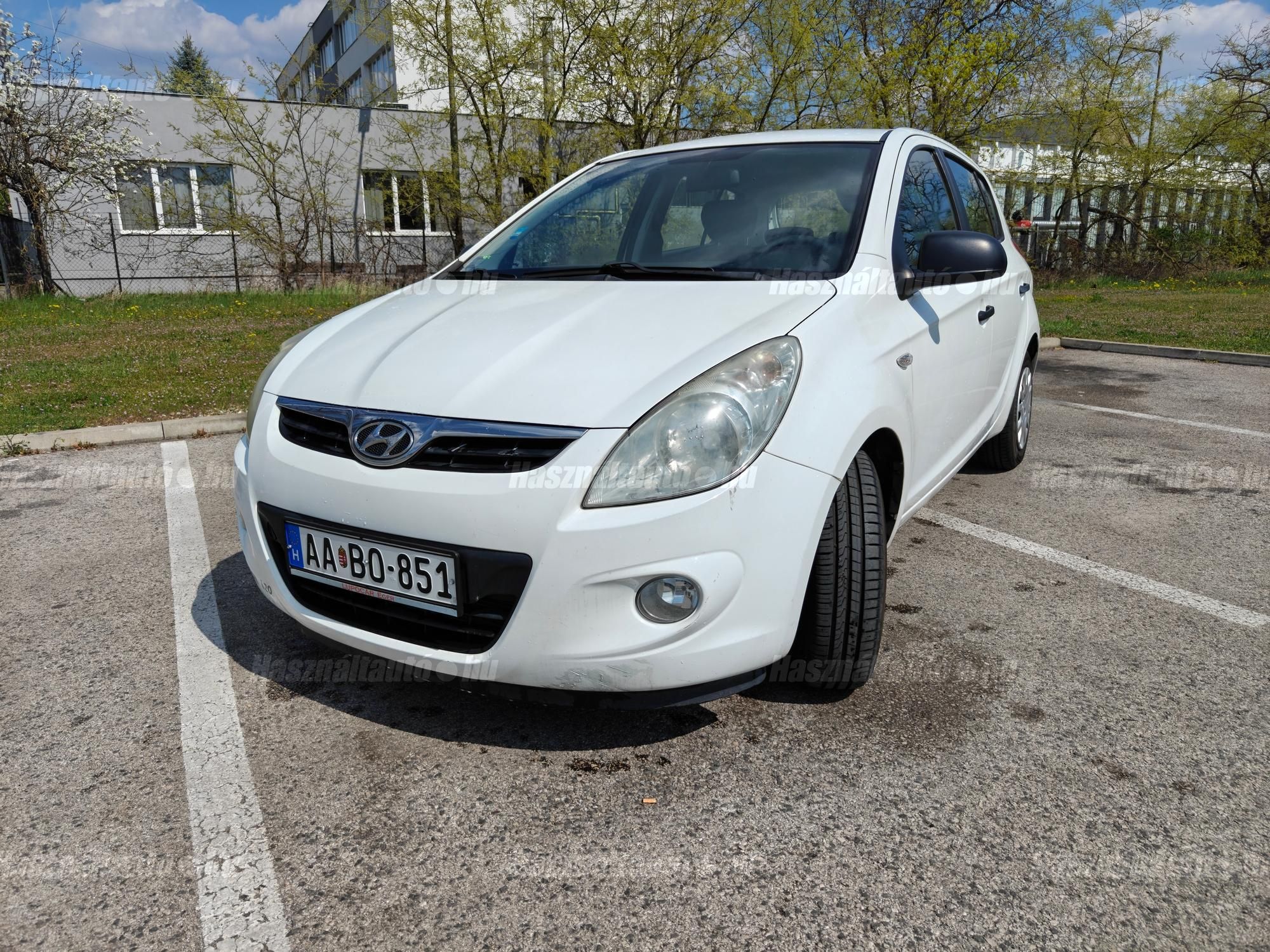 Első sávrévdő elemen karcolás látható. Így vettem.