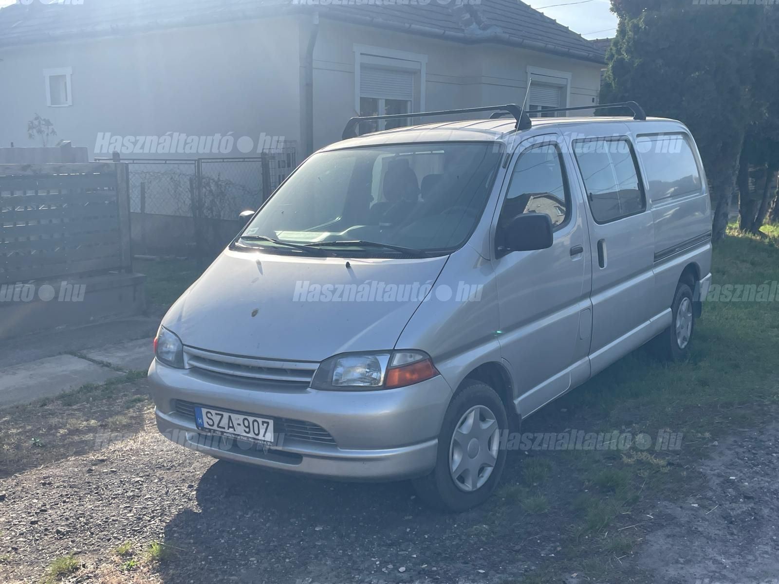TOYOTA HIACE 2000 - 1