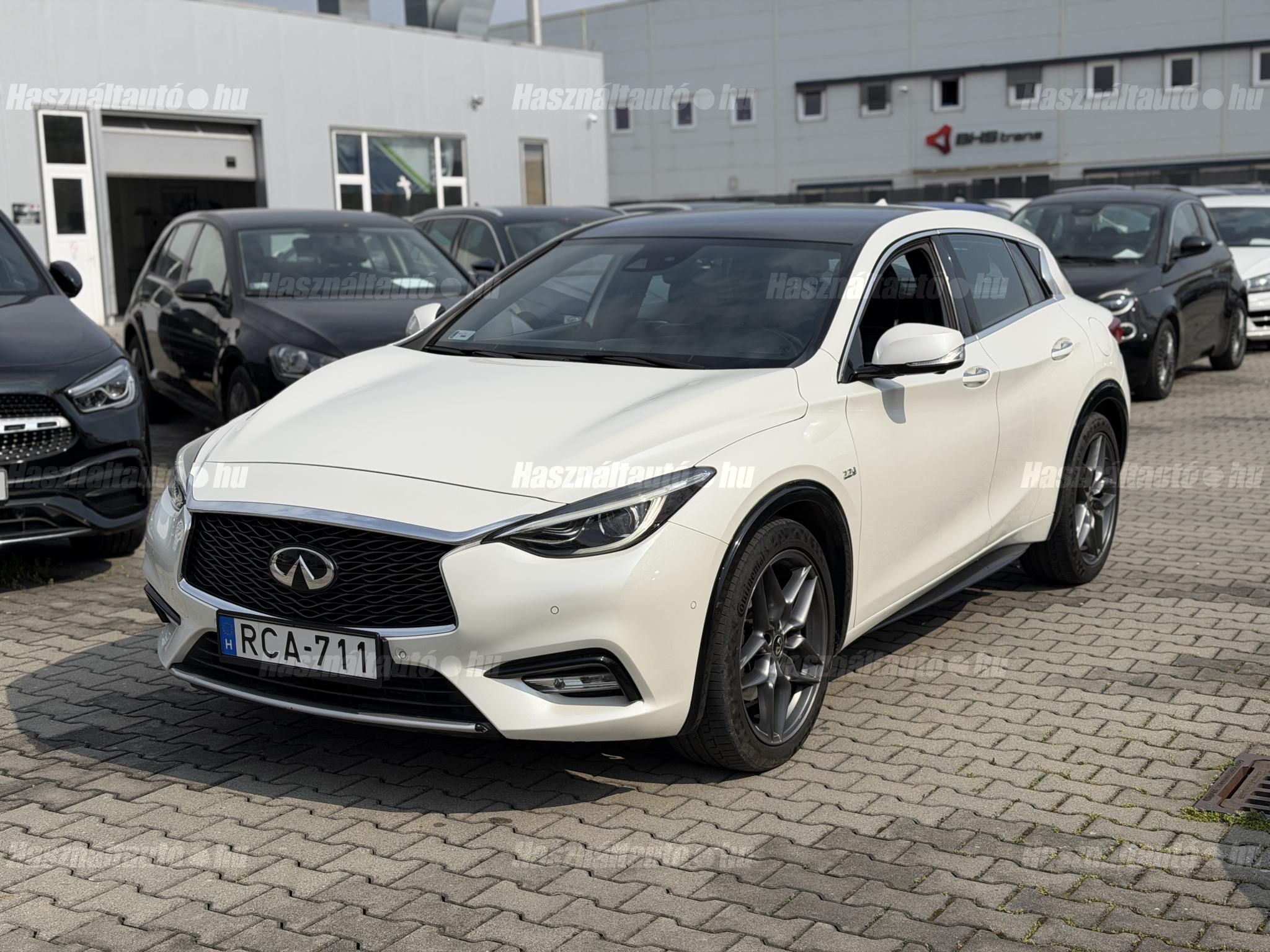 INFINITI Q30 2016/5 - 1