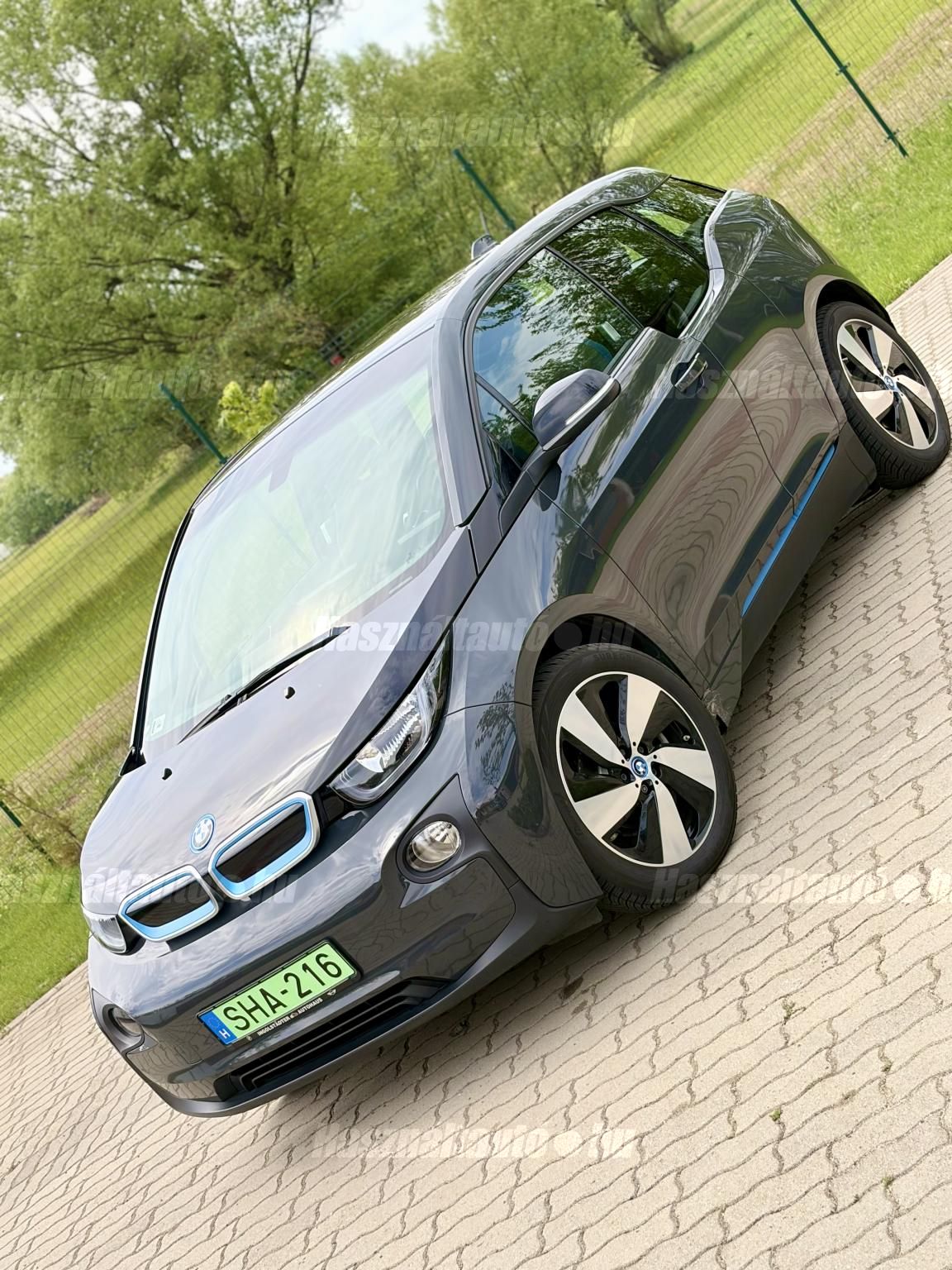 eleje, baloldali esztétikai hiba látható