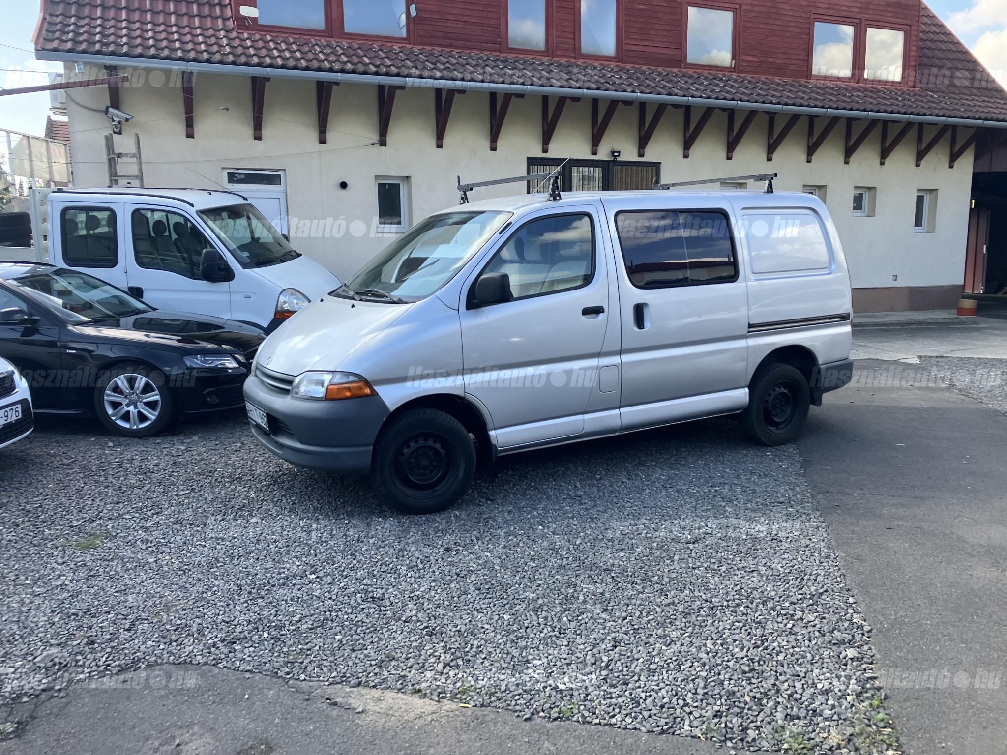 TOYOTA HIACE 2000 - 1