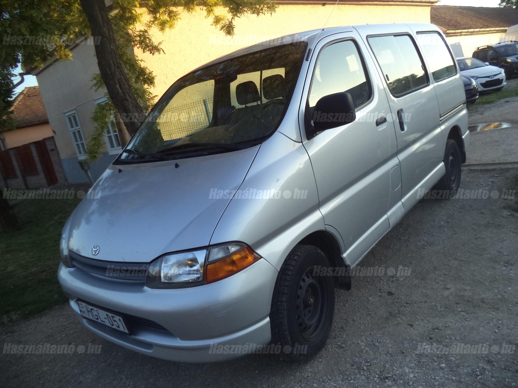 TOYOTA HIACE 2000 - 1