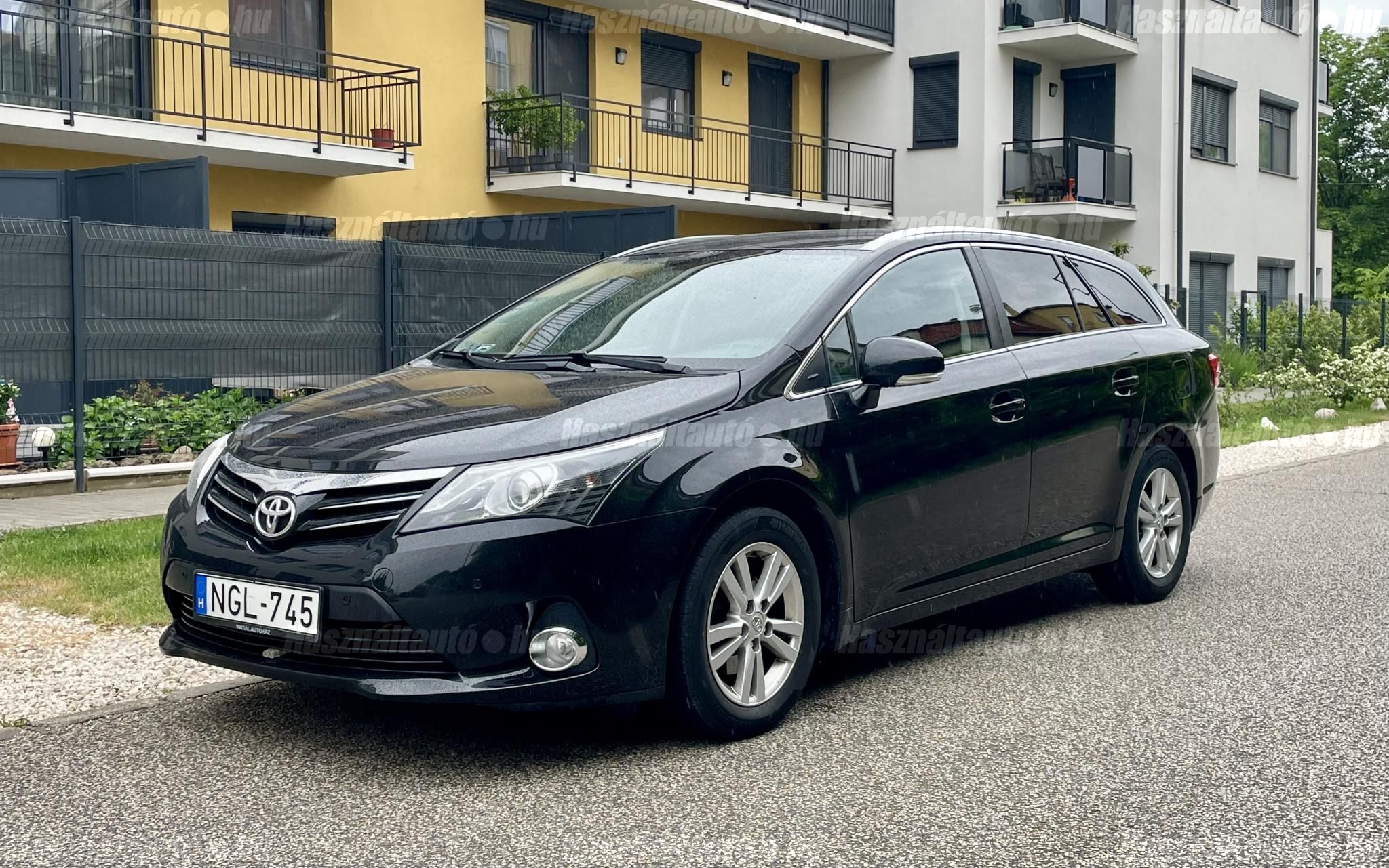 TOYOTA AVENSIS 2012/6 - 1