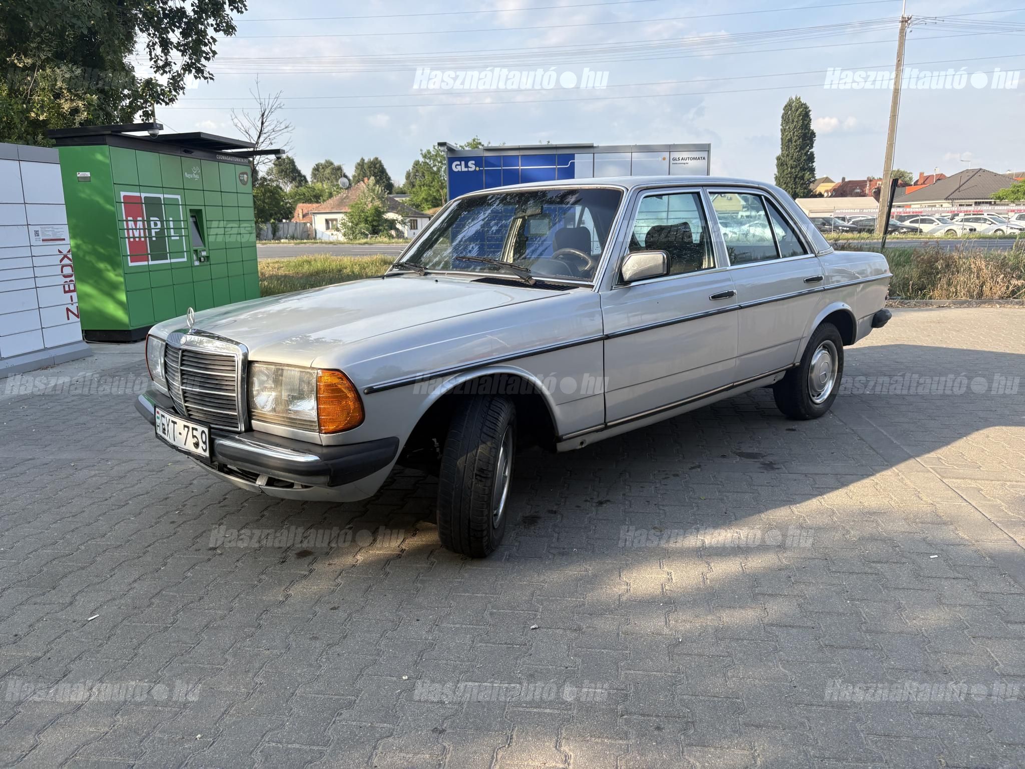 MERCEDES-BENZ W 123 1977/10 - 1