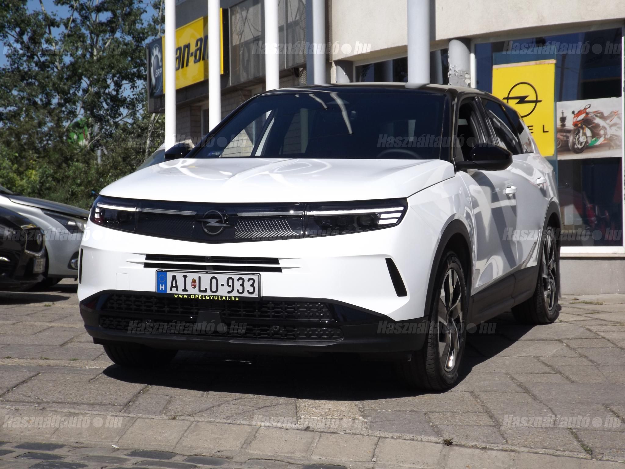 Opel márkakereskedés szalonautója!