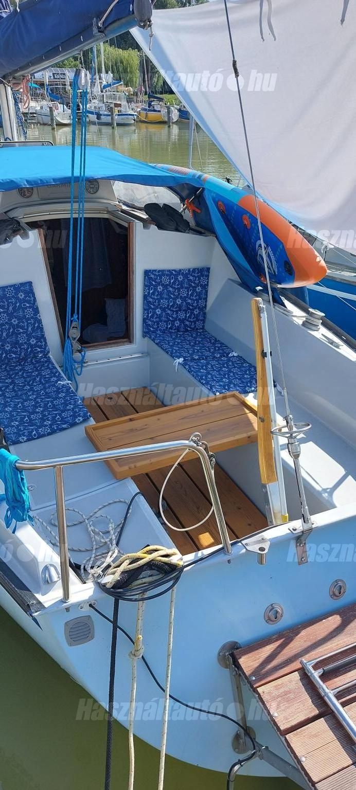 8 személyes Cockpit, egyedi stabil mozgatható asztallal
