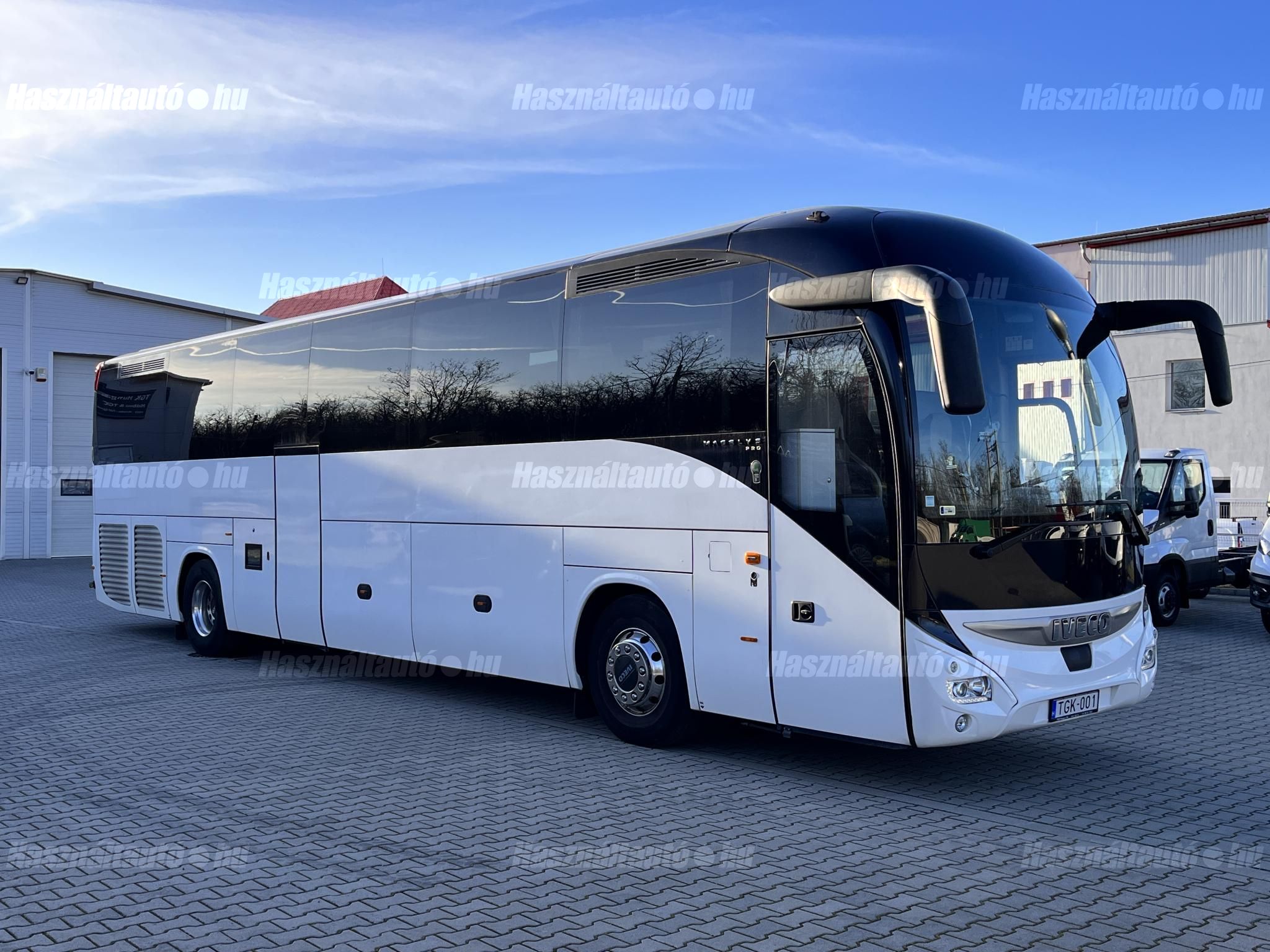 IVECO MAGELYS PRO 55 fős turistabusz